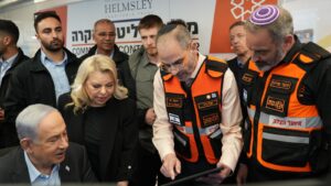PM Netanyahu and his wife Sara visit UH headquarters
