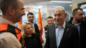 PM Netanyahu and his wife Sara visit UH headquarters 4 1